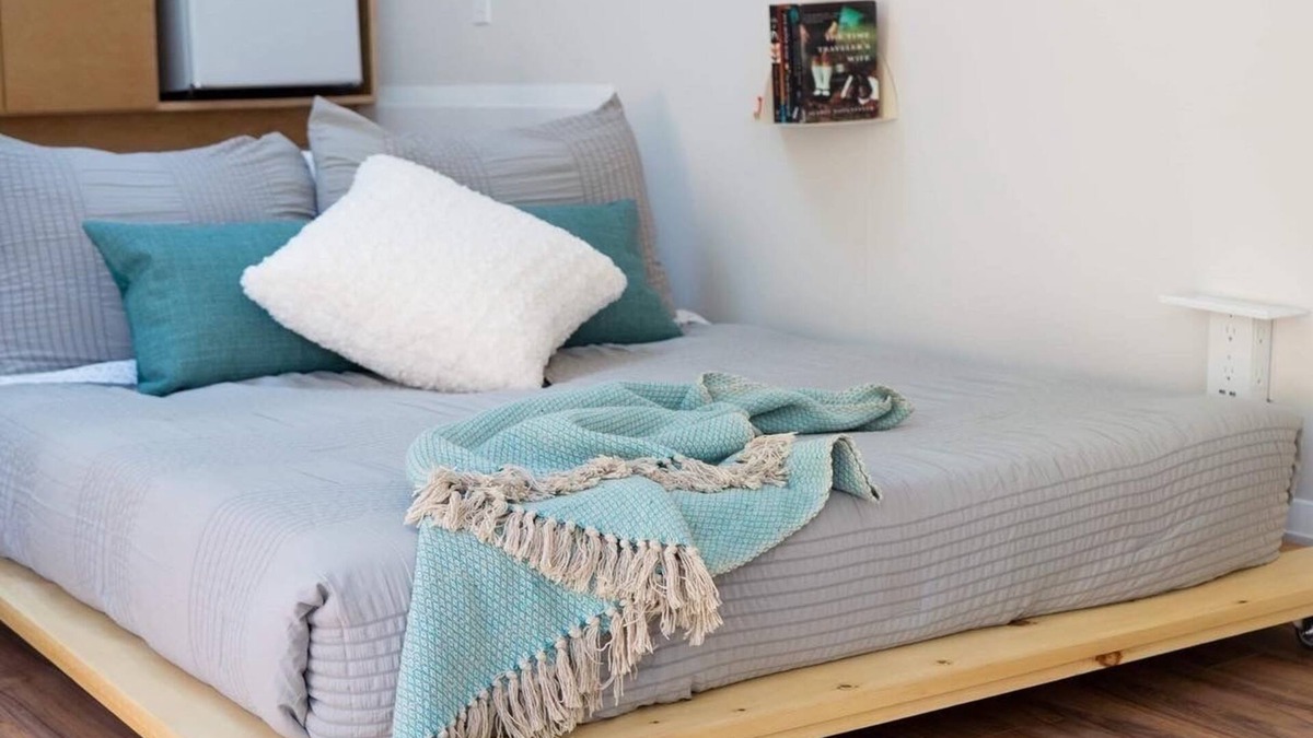 Elora Apartment | Studio Blue tiny home retreat- quick walk to town, quiet, serene get away!
