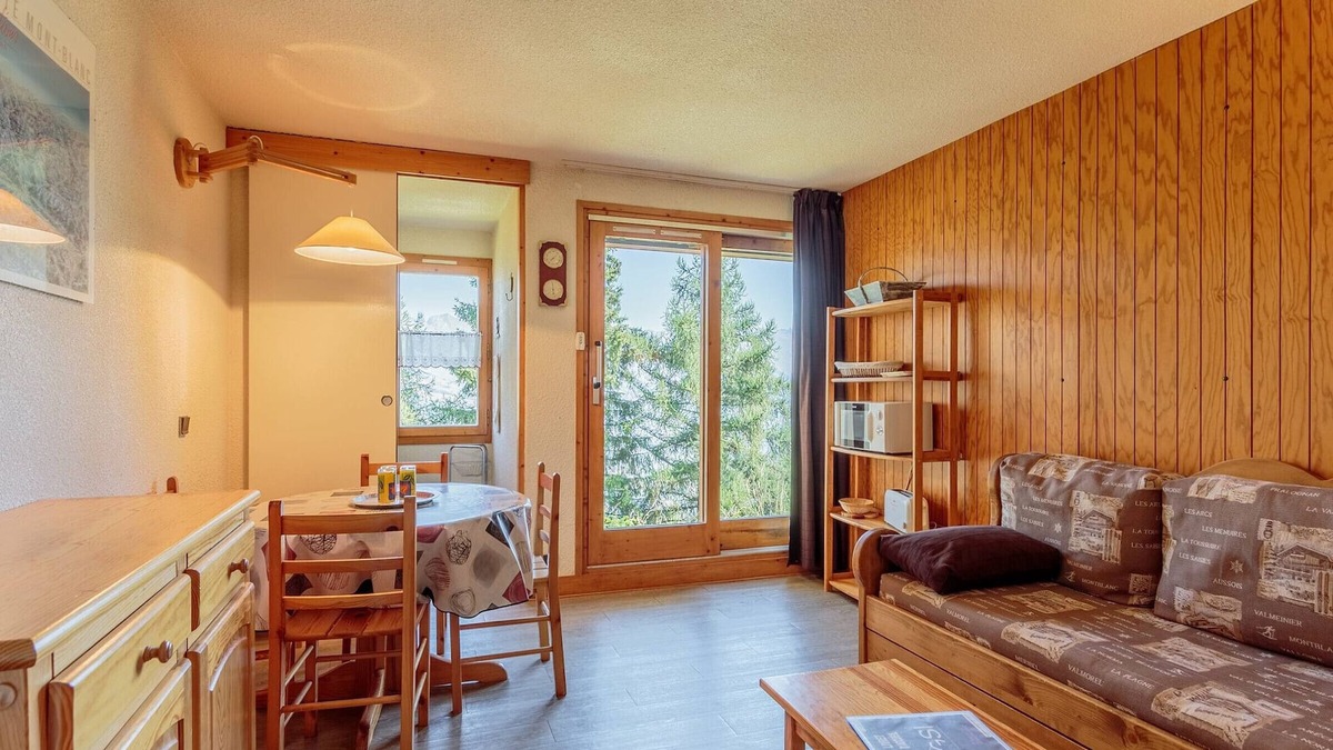Bellentre Apartment | Studio cabin for 3 with terrace, near slopes, pets allowed