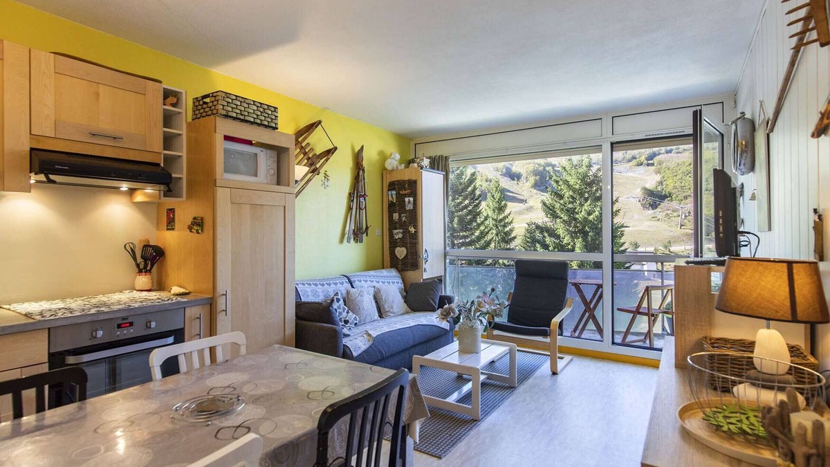 Eaux-Bonnes Apartment | Studio cabin for 6, near slopes, balcony, pets allowed, parking