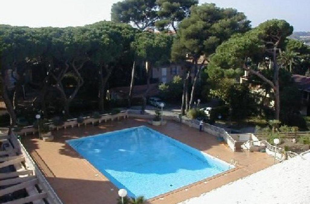 Toulon - Hyeres Apartment | Studio Cabine à Hyères : piscine, proche port, plages et aéroport, parking inclus - FR-1-335-171
