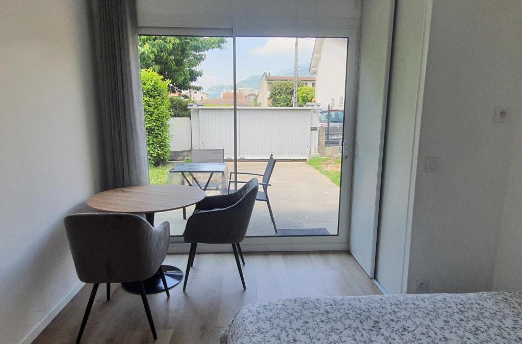 Saint-Martin-d'Heres Apartment | Studio calme dans villa habitée, parking privé et gratuit