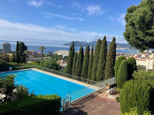 Cannes La Bocca Apartment | Studio calme et élégant avec vue mer