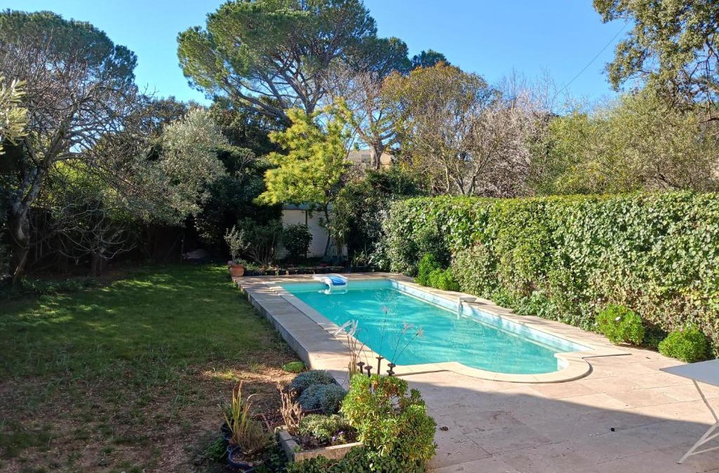 Villeneuve-les-Avignon Apartment | studio charmant et calme villeneuve les avignon entrée et cour indépendantes climatisation piscine parking