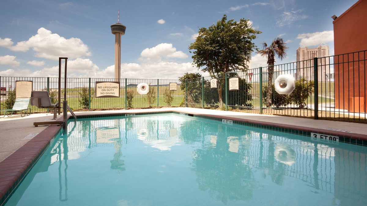 St. Paul Square Apartment | Studio Close to the Convention Center | Free Breakfast + Outdoor Pool