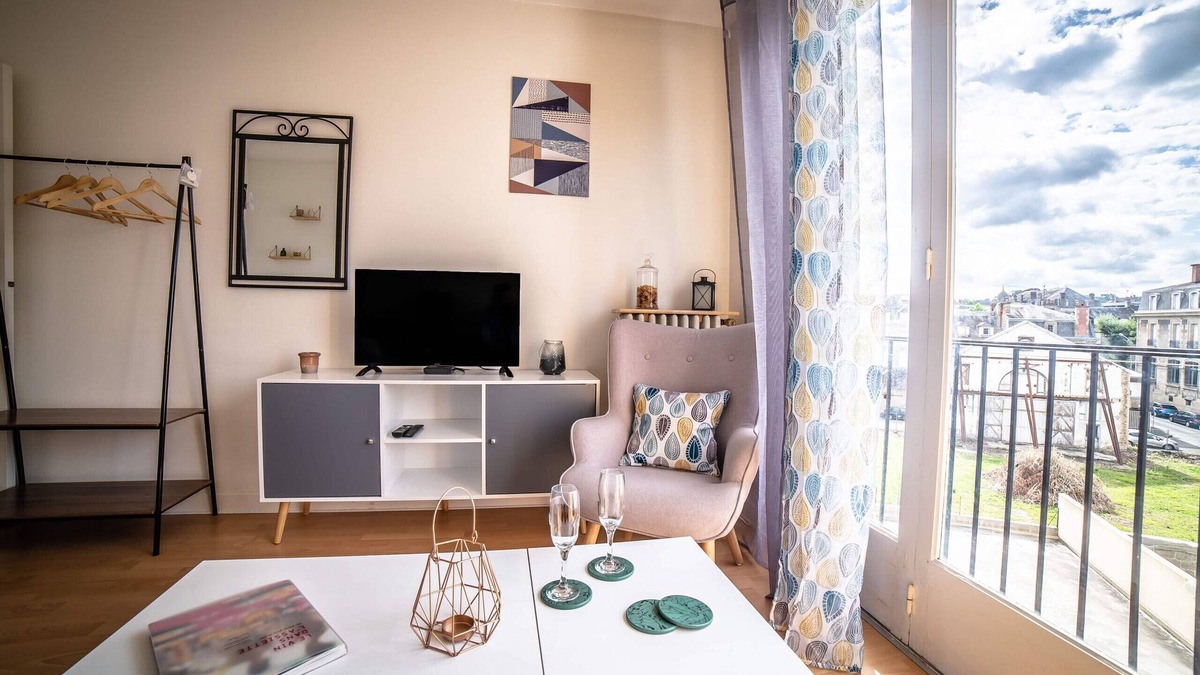 Brive-la-Gaillarde Apartment | Studio Coquet Functional Parking