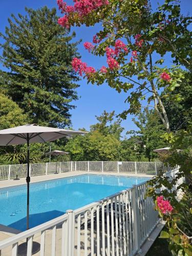 La Celle-sous-Gouzon Apartment | Studio cosy avec terrasse dans résidence avec piscine, proche thermes et centre ville