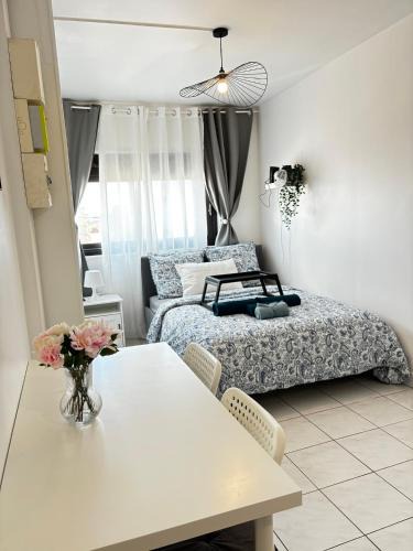 Saint-Ouen Apartment | Studio cosy avec vidéoprojecteur, à 100m du métro