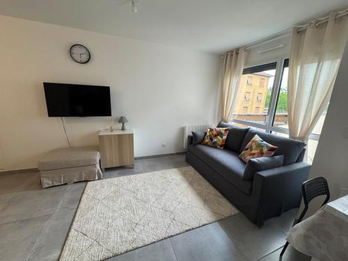 Saint-Bonnet-de-Mure Apartment | Studio Cosy Le Cocon au calme