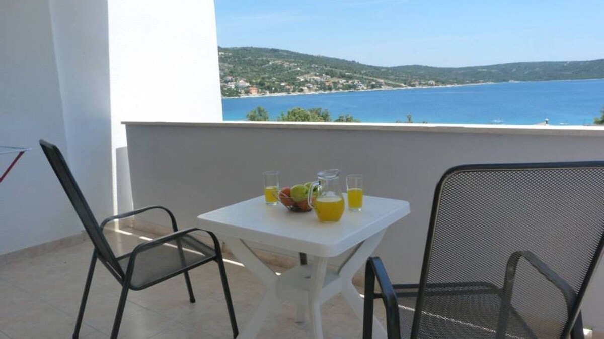 Sevid Apartment | Studio flat with terrace and sea view Sevid, Trogir (AS-6024-b)