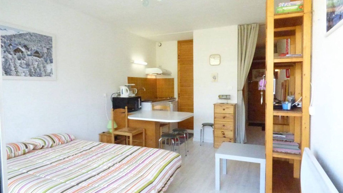 Arette Apartment | Studio for 4 with balcony, at the foot of the slopes, free parking, elevator
