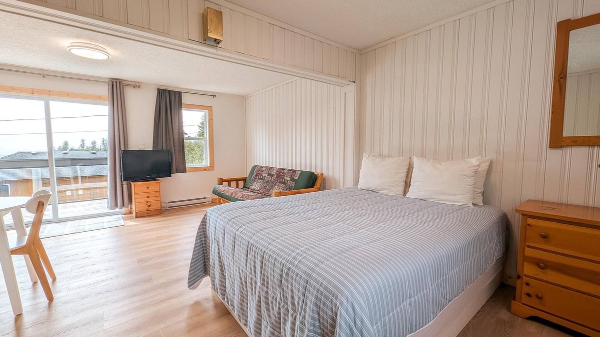 Ucluelet Hotel | Studio Full Kitchen | #16