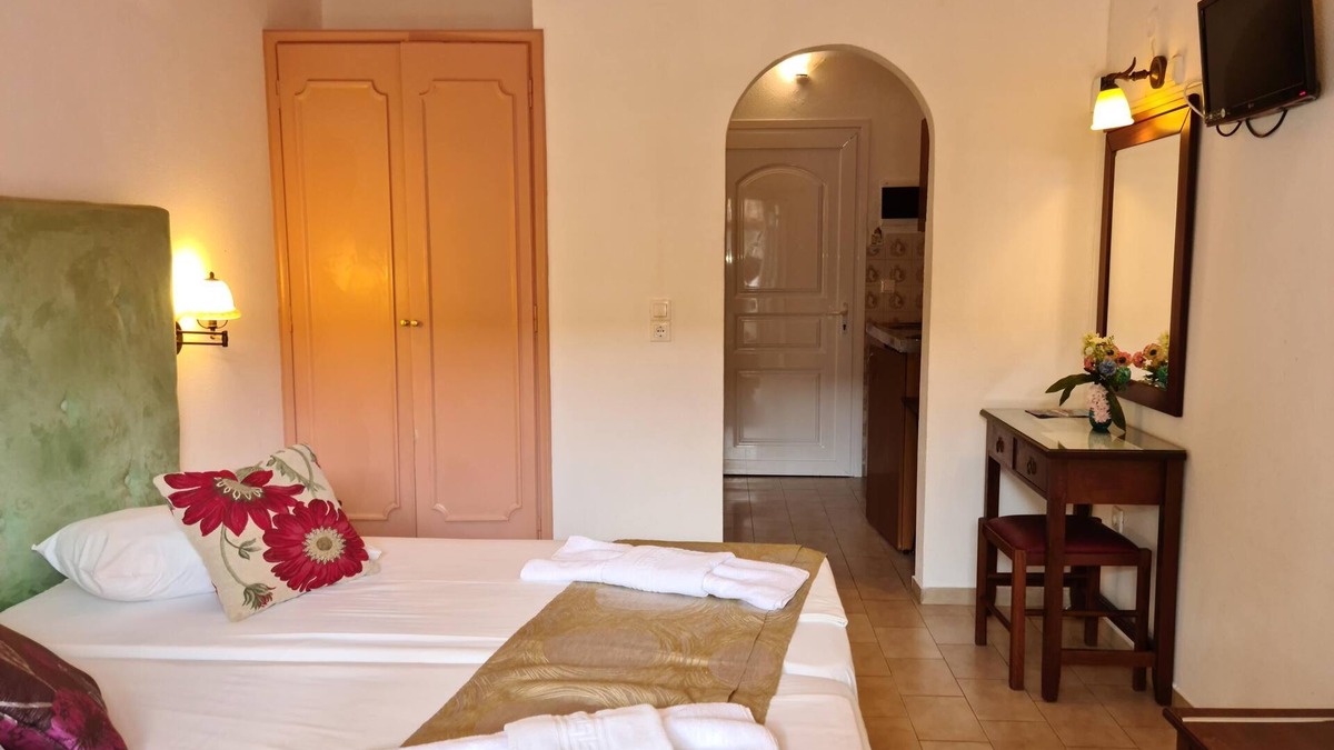 Benitses Apartment | Studio "Galini Studios 1" Near the Beach with Wi-Fi, A/C & Balcony