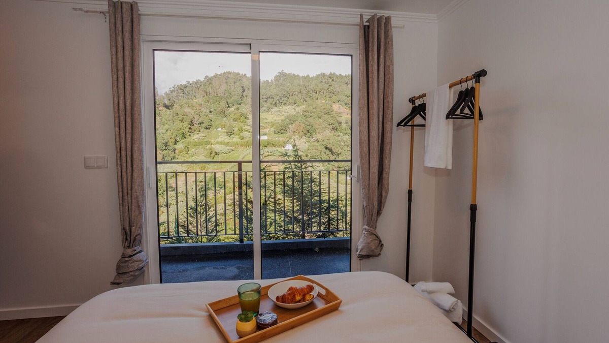 Santana Apartment | Studio 'Green Shelter - Guest House' with Mountain View, Wi-Fi and Air Conditioning