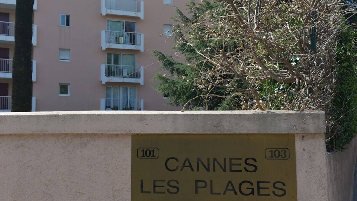 Cannes La Bocca Apartment | STUDIO in a nice fenced residence - with pool and private parking