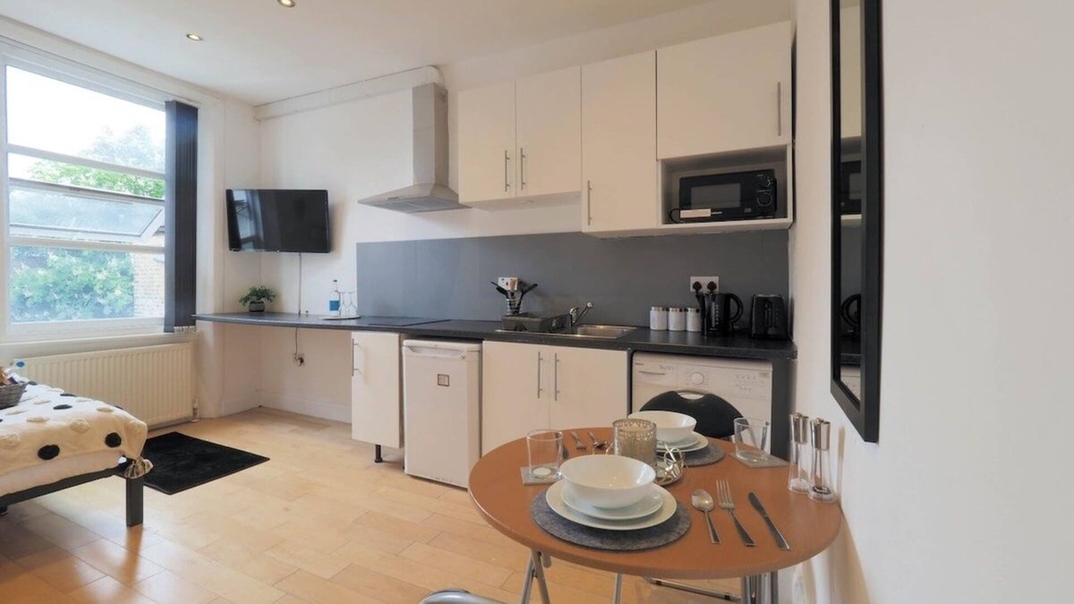 Kilburn Apartment | Studio In Centre Of Kilburn With kitchen and Cooking facilities (Self Contained)