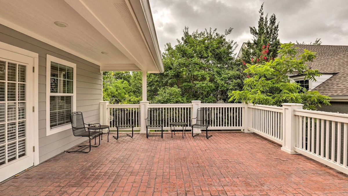 Oakwood Apartment | Studio in College Station w/Expansive Deck!