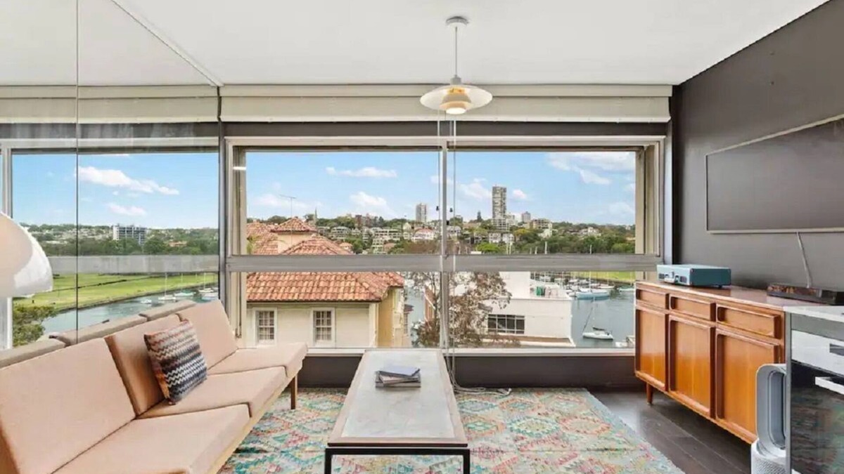 Elizabeth Bay Apartment | Studio in Harry Seidler Apartment Block in Elizabeth Bay pad with Water Views