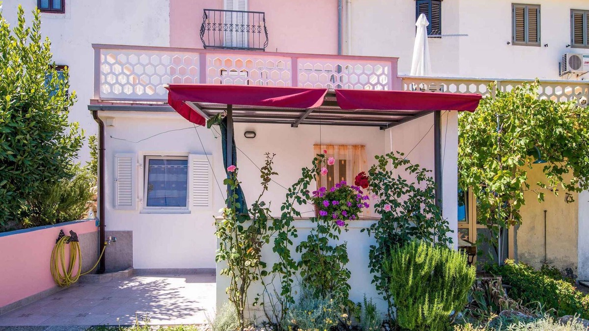 Vrbnik Apartment | Studio in the immediate vicinity of the sea