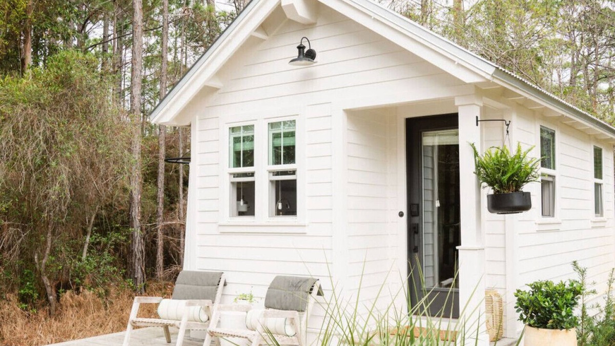 Seagrove Beach Cottage | Studio Juan: Seagrove Beach tiny house 30A + pool + bikes + beach chairs