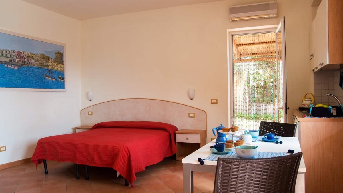 Succhivo Apartment | Studio-Large-Ensuite with Shower-Garden view