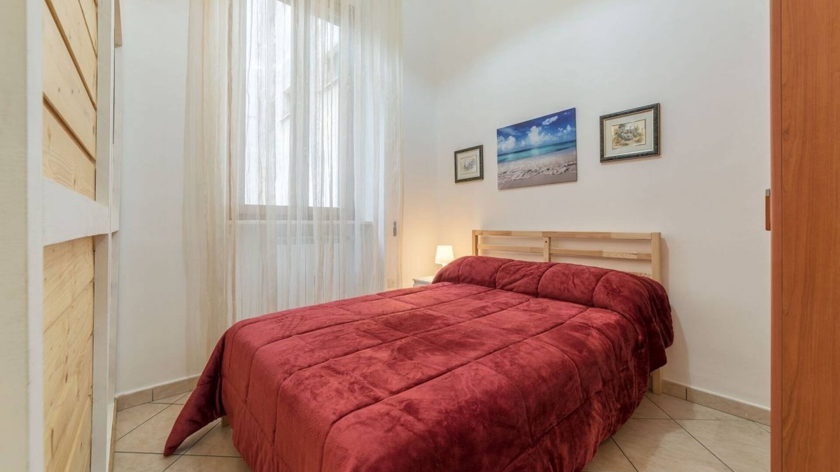 Esquilino Apartment | Studio located on the fourth floor of a renovated period building with a lift (not suitable for the disabled).In approximately 40 square meters of space, it comfortably accommodates 3 people.In a few minutes you can walk to the Colosseum, the Basilica of