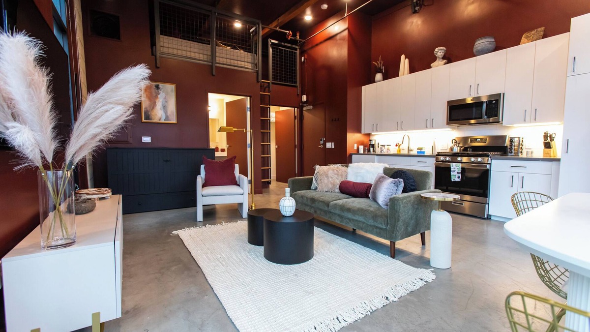 Lacy Apartment | Studio loft with garage door with AC located in the heart of DTSA