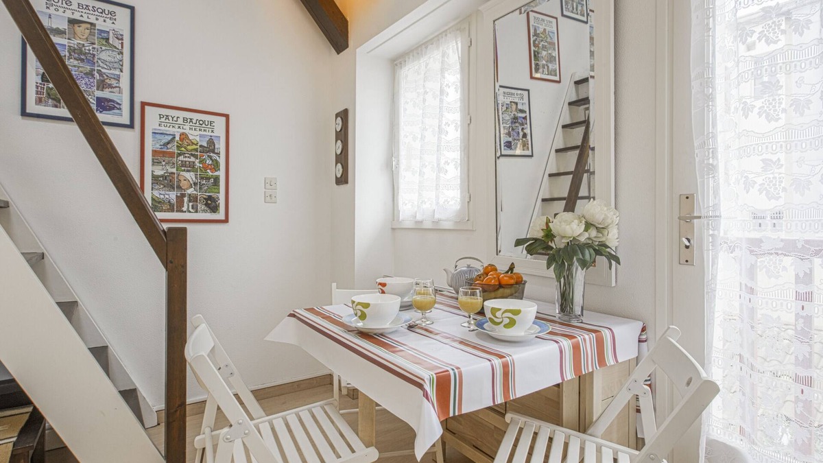 Saint-Jean-de-Luz City Center Apartment | Studio Loquin - Welkeys