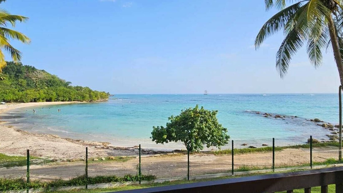 Bas du Fort Apartment | Studio - Magnifique vue mer - Pieds Dans L'eau