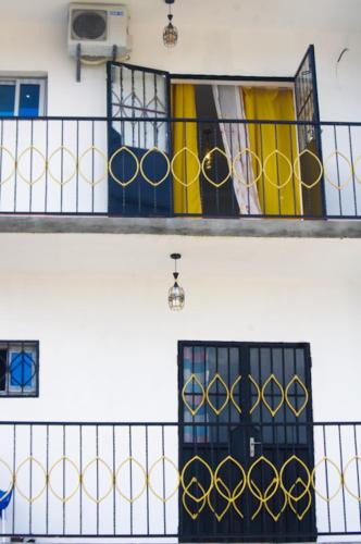 Douala Apartment | Studio meublé à bas prix (salon, chambre, douche, cuisine)