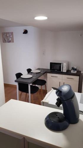 La Ferte-Bernard Apartment | Studio meublé en sous-sol en plein centre ville