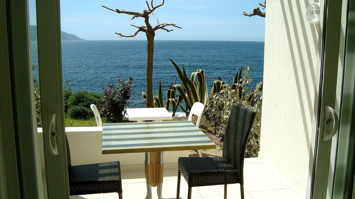 Casaglione Apartment | Studio N°5 in Tiuccia, waterfront, air-conditioned, wifi