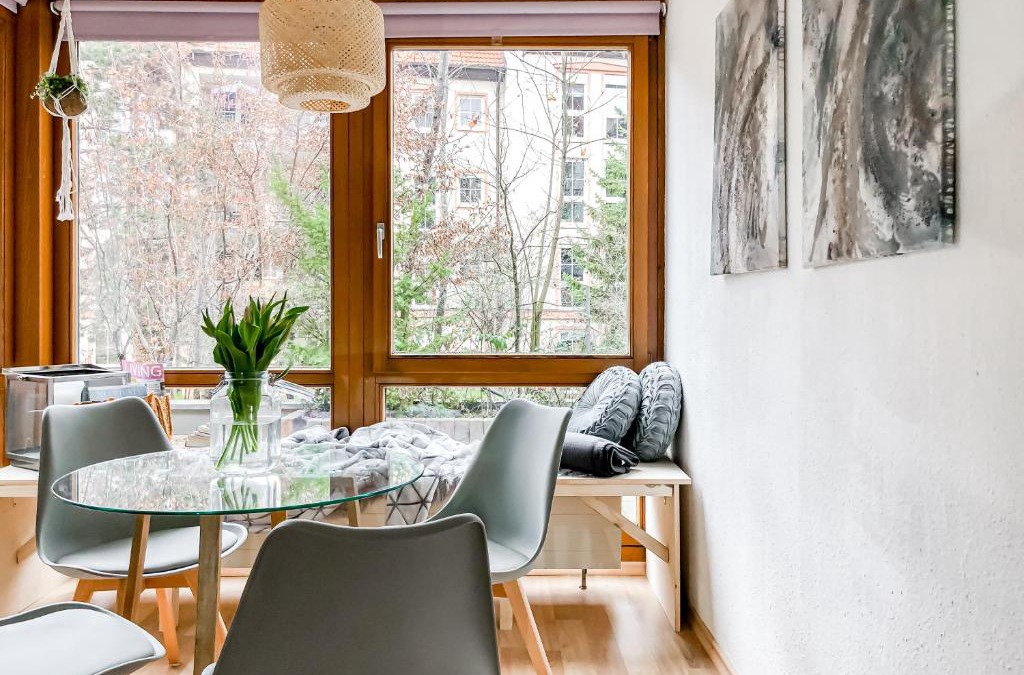 Wuerzburg Apartment | Studio near Altstadt/w Workspace, Feng-Shui & Art
