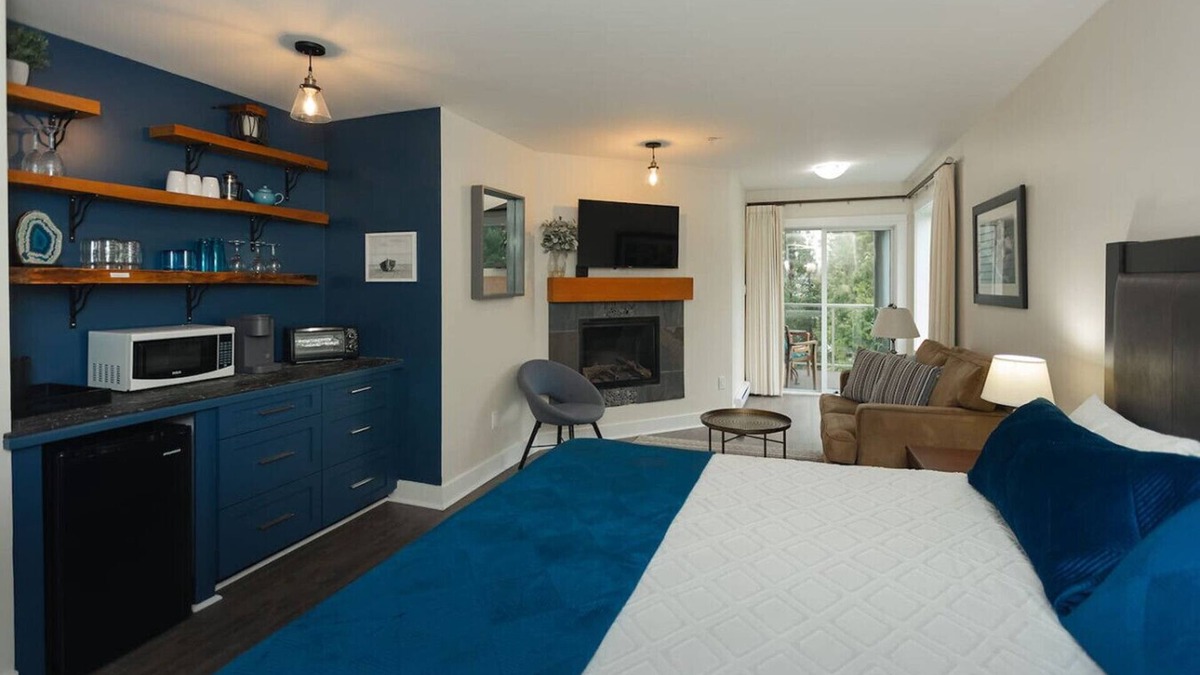 Regional District of Nanaimo Apartment | Studio, Pool, Beach, BBQ & Kayaks/Paddleboards