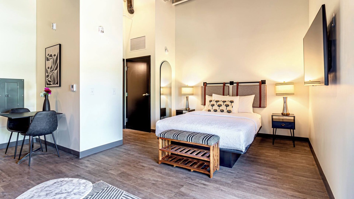 Madison Hotel | Studio Queen in the heart of downtown.