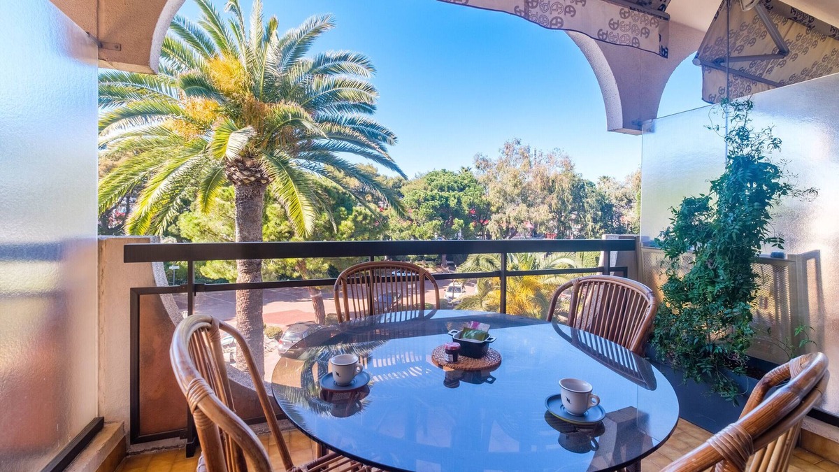 Villeneuve Loubet Beach Apartment | Studio "Riviera de Bahia" with swimming pool in a park with trees, Wifi and air conditioning
