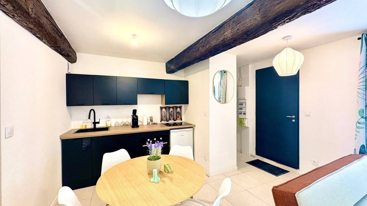 Nimes City Centre Apartment | Studio Sencha, 160cm bed, A/C in the heart of town