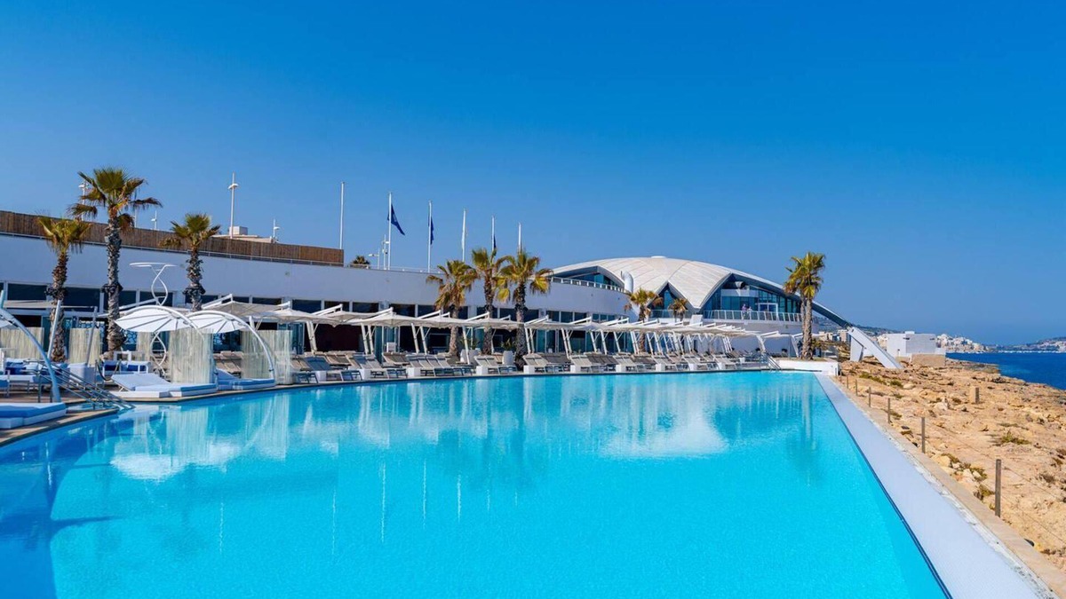 Qawra Apartment | Studio - Sleeps 2 - Balcony - 5 Min Walk To Beach