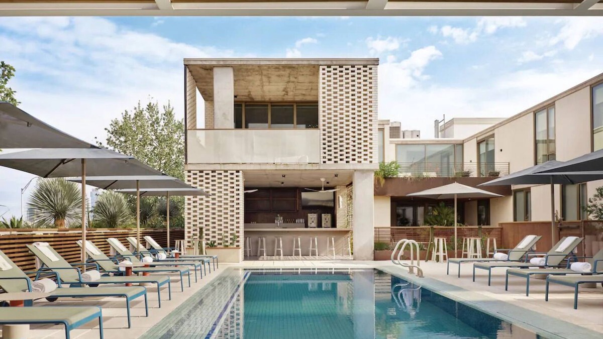 South River City Hotel | Studio-Style Suite with Balcony Overlooking Pool