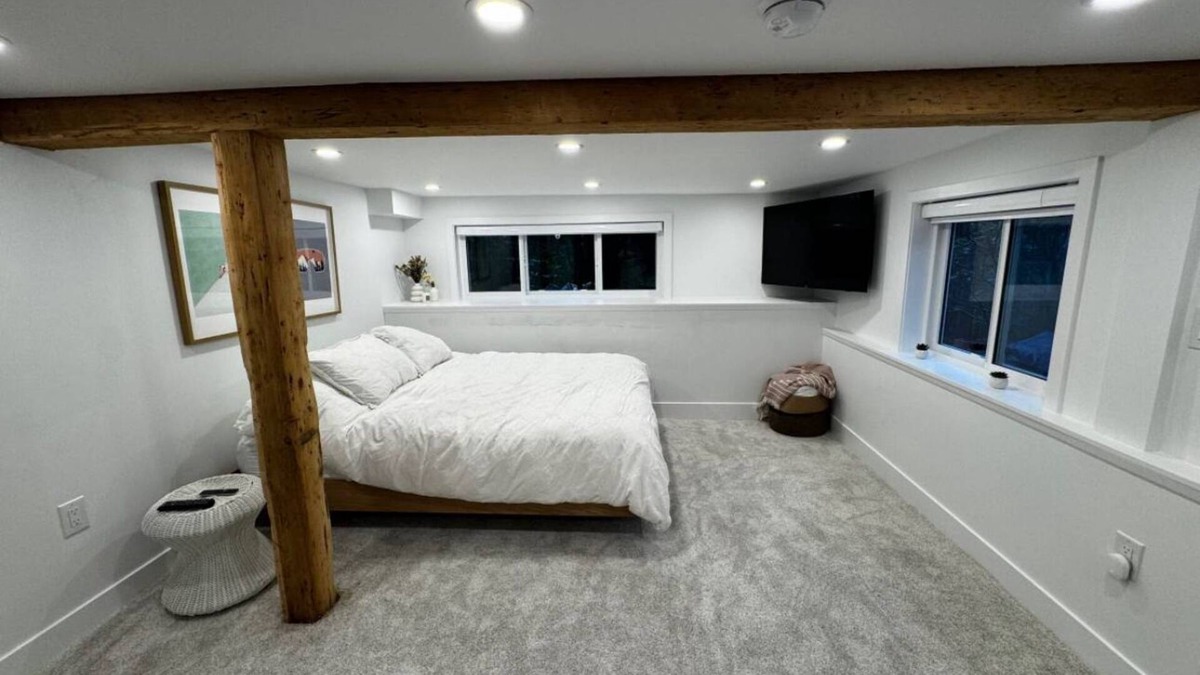 Central Lonsdale Apartment | Studio Suite - A great suite for ski bums on the North Shore! (Ski storage incl)