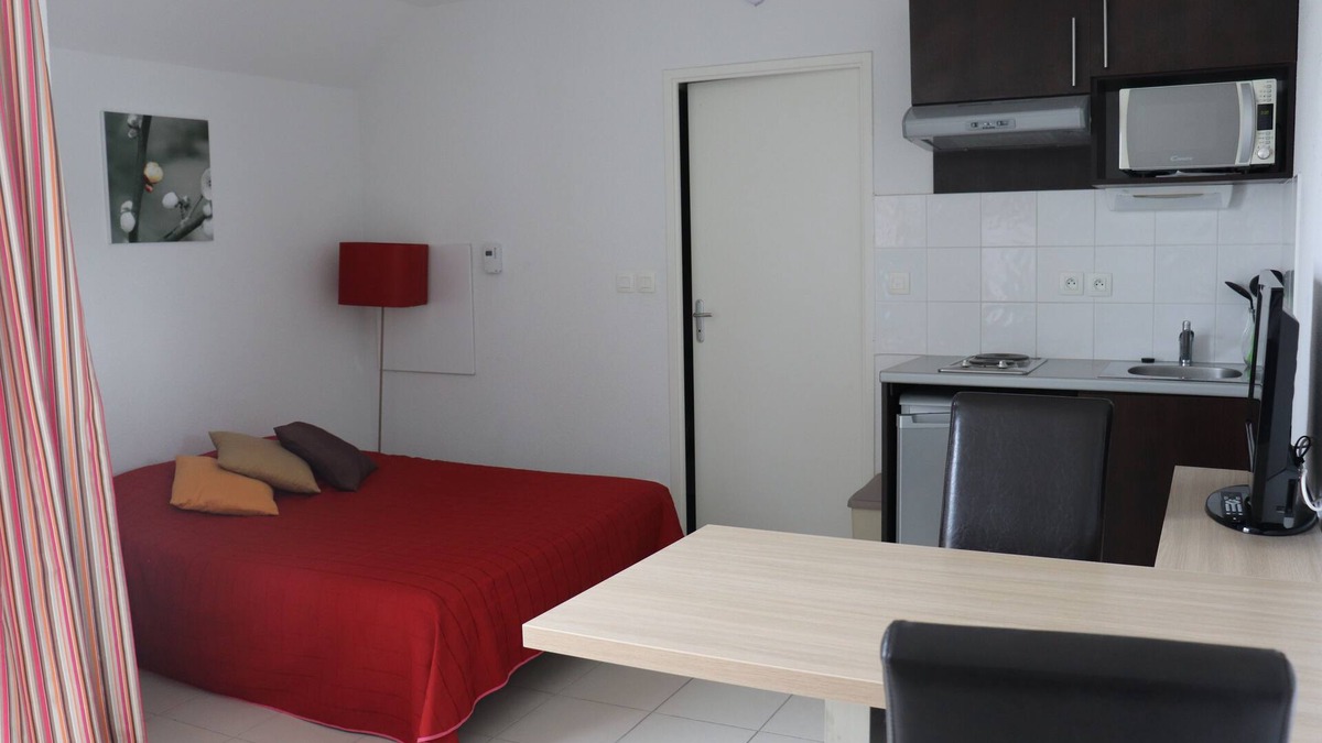 Salies-de-Bearn Apartment | Studio Terrasse Dans Résidence Avec Piscine B35