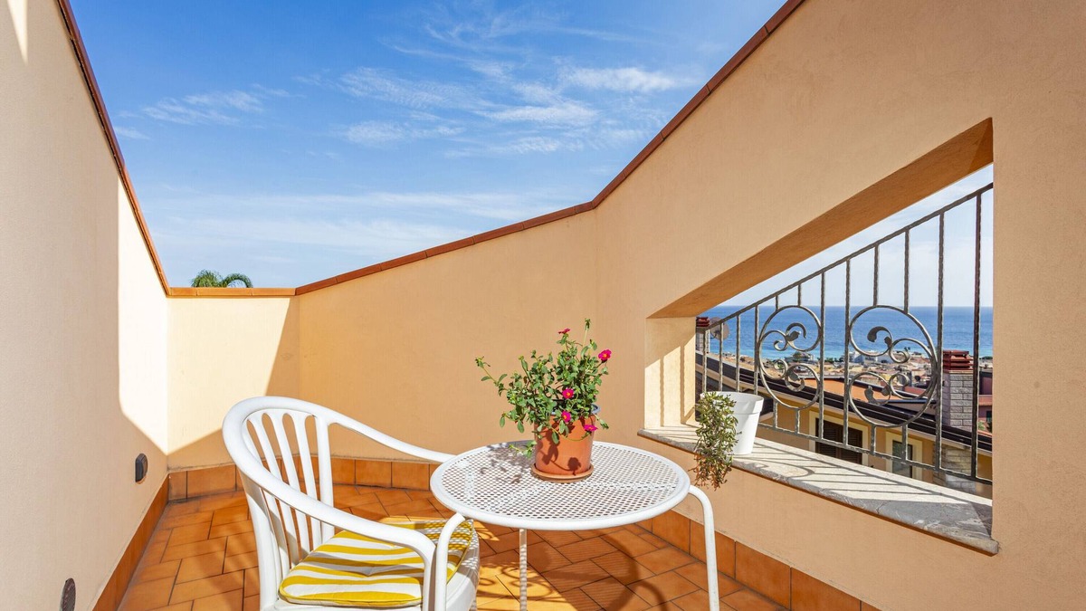 Furci Siculo House | Studio 'The Amphora Lodging' with Sea View, Wi-Fi and Air Conditioning