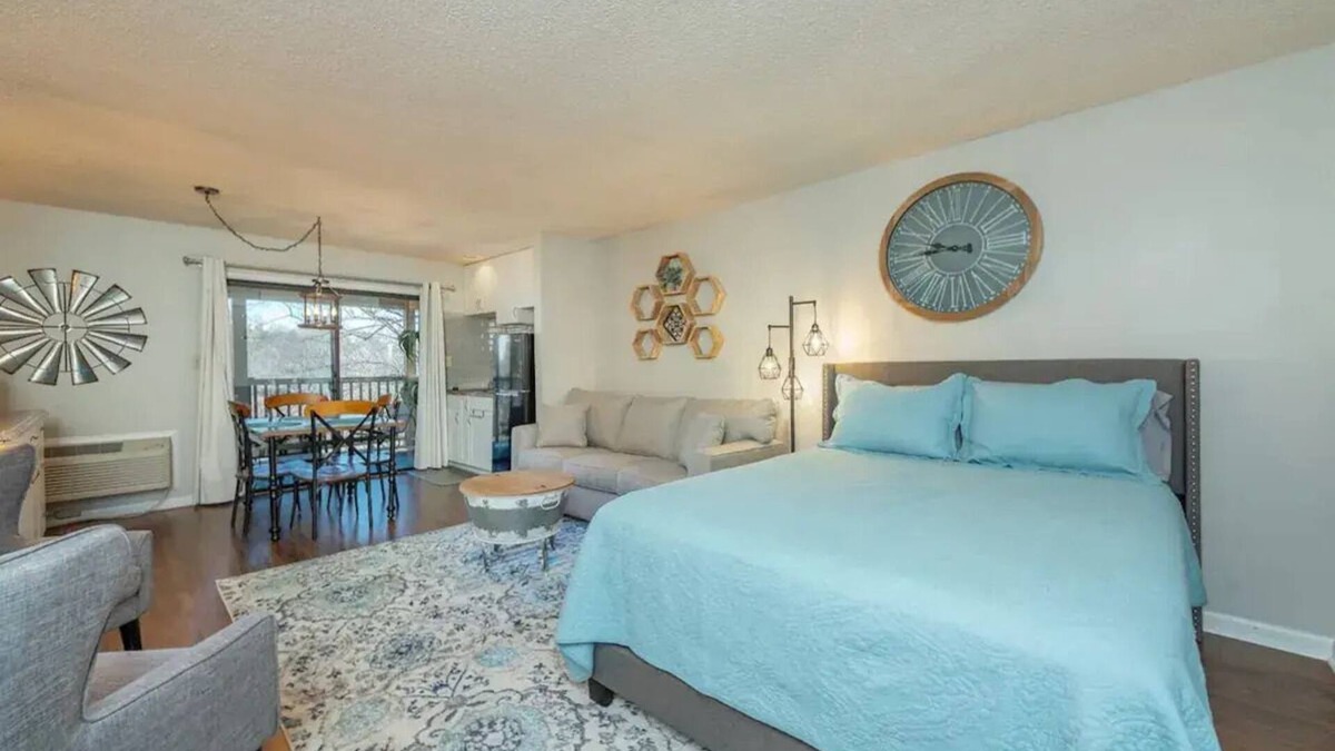 Lake Lure Apartment | Studio Villa in Lake Lure with Rumbling Bald Resort Amenities