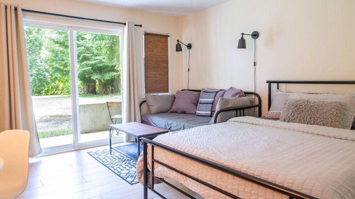 Harrison Hot Springs Apartment | Studio w Balcony | Smart TV & 2-Min Walk to Lake