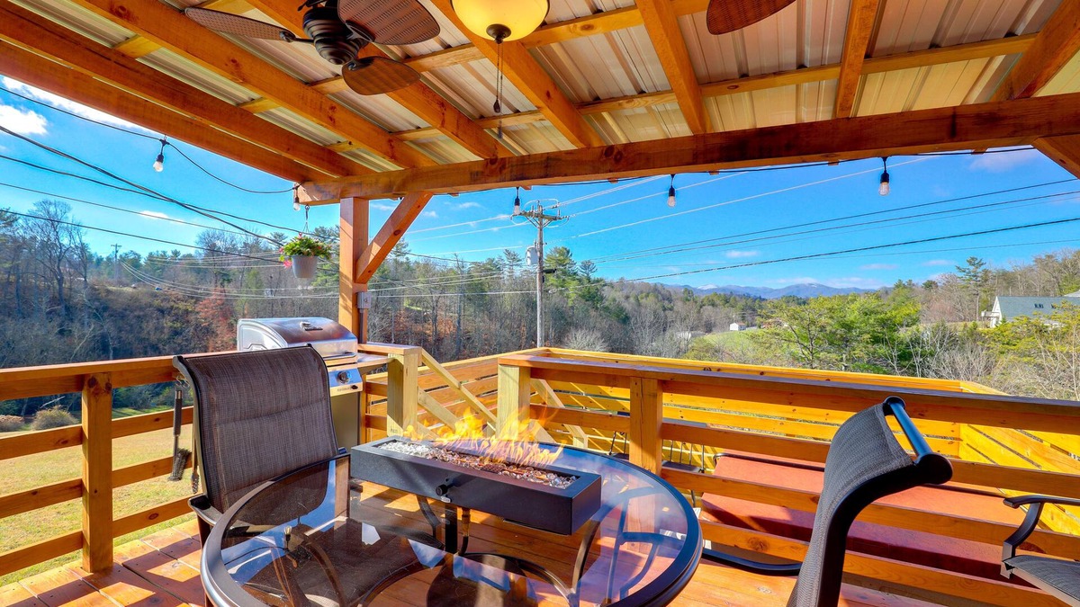 Marshall Apartment | Studio w/Loft, Hot Tub & Views in Marshall!