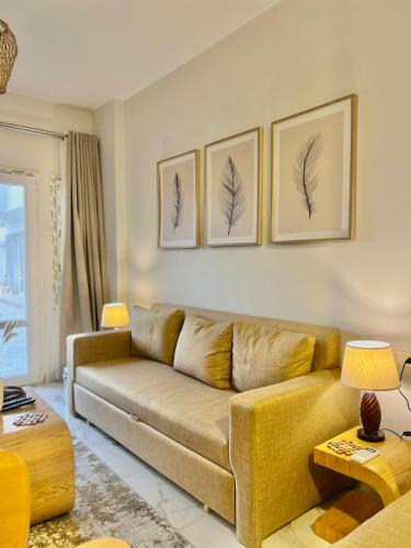 Village Road Apartment | Studio with a pool view