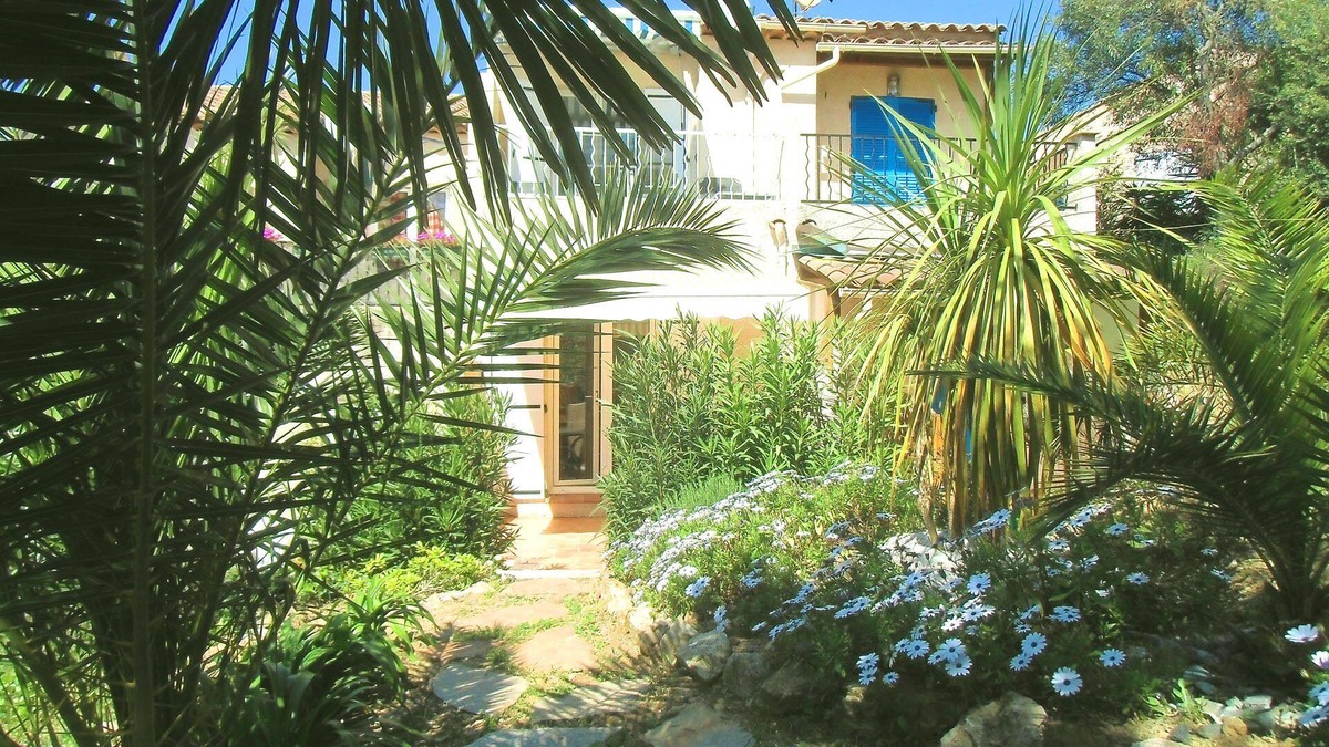 Gassin Apartment | Studio with garden for 2 people. Inexpensive accommodation on the Gulf of St Tropez.