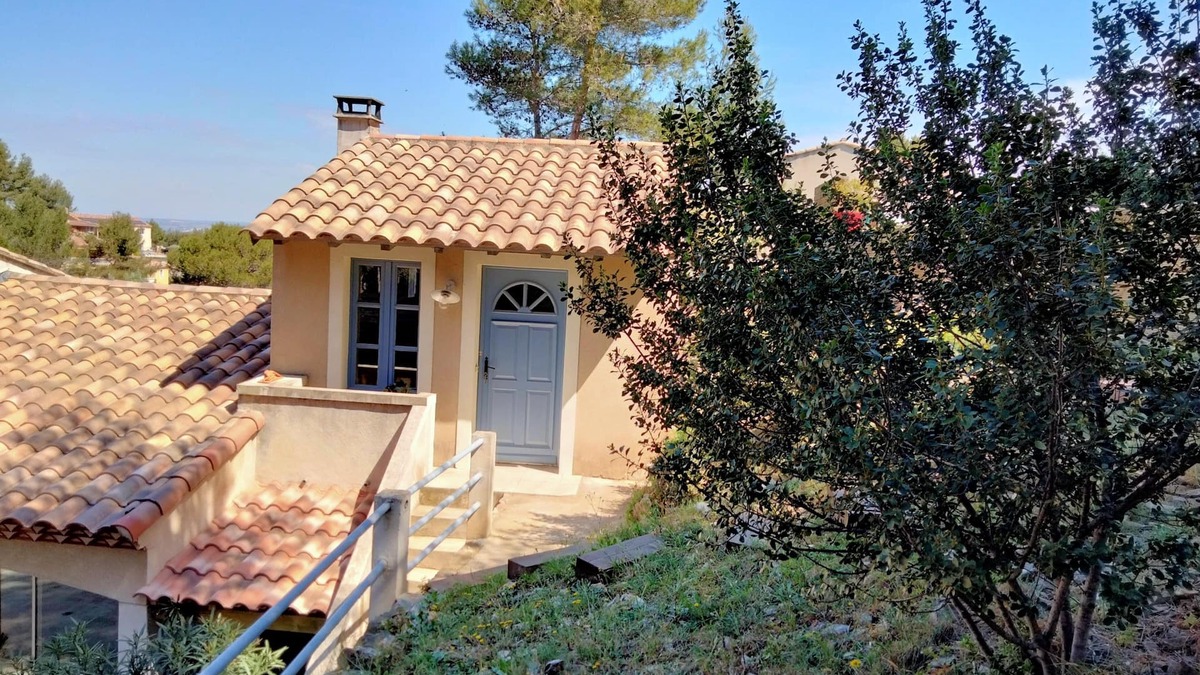 Beaucaire Apartment | Studio with pool on the Provencal hills