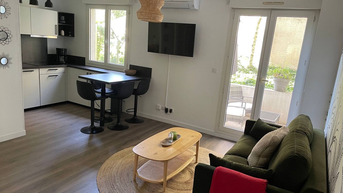 Villette Gare Apartment | Studio with private outdoor living in Part Dieu