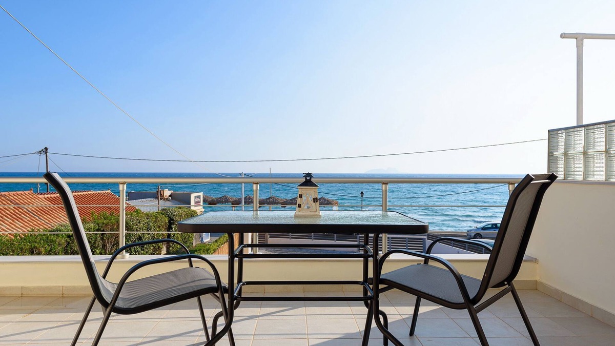 Kokinos Pirgos Apartment | Studio with sea view