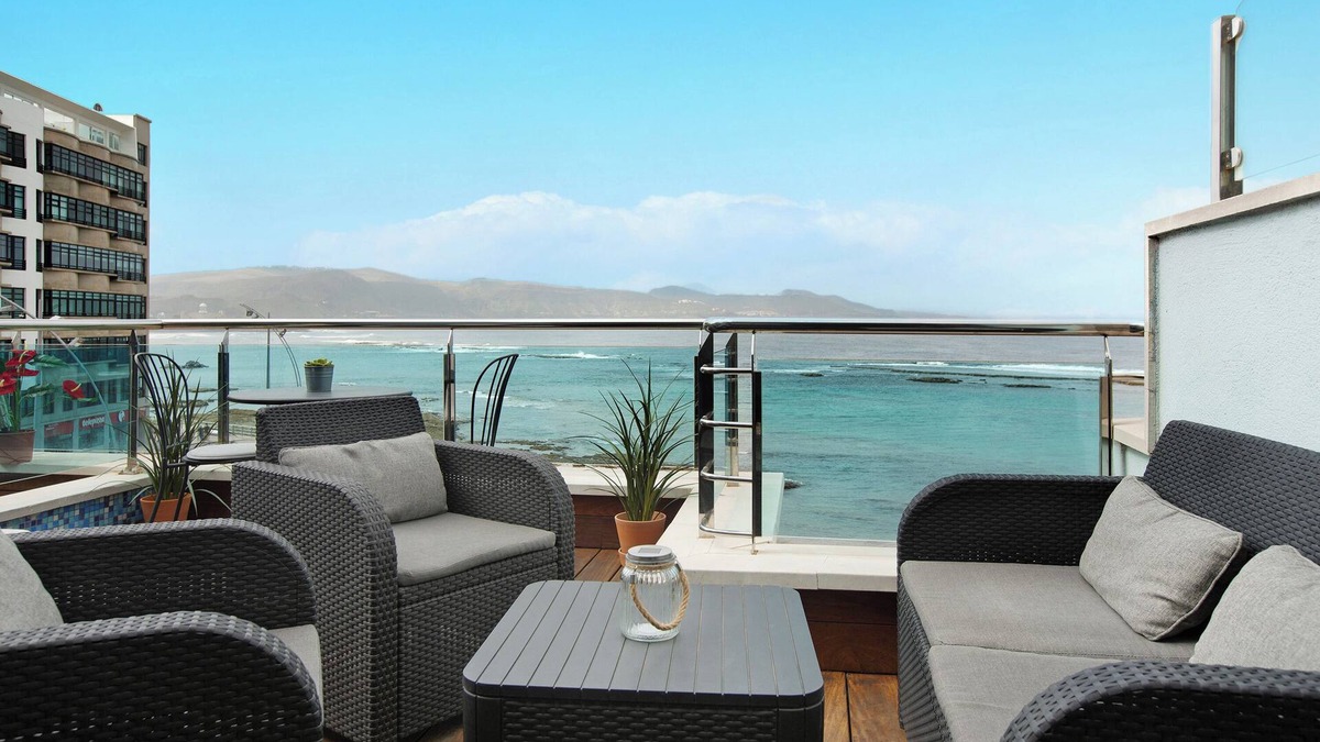 Las Palmas de Gran Canaria Apartment | Stunning Beachfront Apartment with Sea View and Wi-Fi